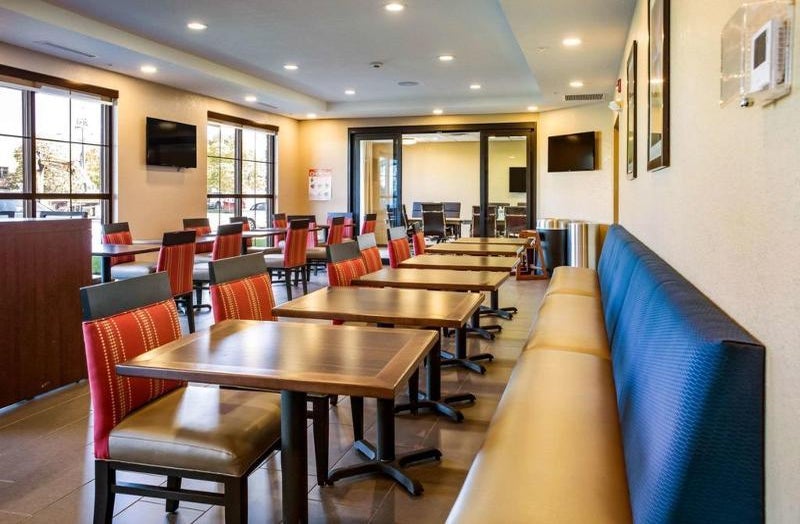 Comfort Inn Suites In Niagara Falls Usa Holidays From 617 Pp