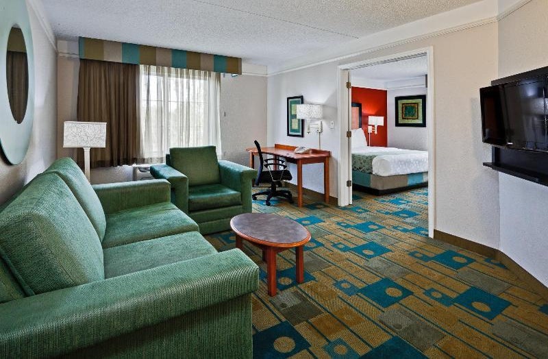 La Quinta Inn Suites By Wyndham Usf Near Busch Gardens In